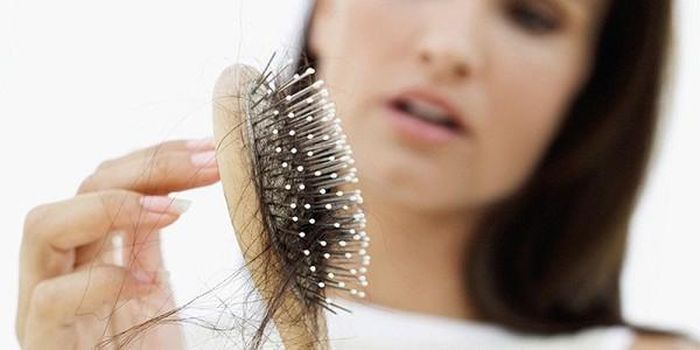 Nguyên nhân tình trạng trên bắt nguồn từ việc tóc chủ yếu được cấu tạo từ protein (keratin). Khi không được cung cấp đủ, nó sẽ bị gãy rụng.