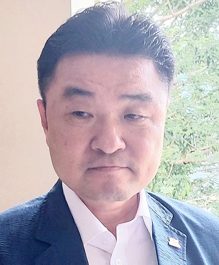 Ông Park Hyun Bea, Chủ tịch Hiệp hội Doanh nghiệp Hàn Quốc tại Đồng Nai cho biết, những năm qua, Đảng và Nhà nước Việt Nam luôn có những chính sách đổi mới kịp thời, tạo thuận lợi cho doanh nghiệp có vốn đầu tư trực tiếp nước ngoài đầu tư và hoạt động hiệu quả hơn. Đại hội Đảng lần này là một sự kiện lớn của Việt Nam, các doanh nghiệp Hàn Quốc tại Đồng Nai mong muốn sẽ thành công tốt đẹp. Đồng thời, các doanh nghiệp Hàn Quốc cũng hy vọng Đảng và Nhà nước Việt Nam tiếp tục có những cải cách về chính sách, tham gia sâu vào hội nhập quốc tế, giúp doanh nghiệp mở rộng thị trường xuất nhập khẩu, tăng khả năng cạnh tranh với hàng hóa cùng loại đến từ các quốc gia khác. Hiện Hàn Quốc đang dẫn đầu các quốc gia, vùng lãnh thổ đầu tư vào Đồng Nai với hơn 300 dự án có tổng vốn đăng ký gần 7 tỷ USD. Việt Nam là nơi có chính trị ổn định, chính sách luôn được cải thiện theo hướng có lợi cho doanh nghiệp nên đây sẽ tiếp tục là điểm đến được nhiều doanh nghiệp Hàn Quốc lựa chọn. 