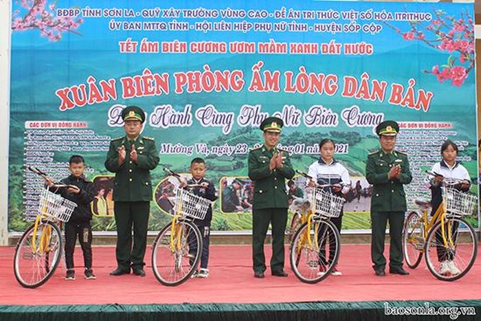 Con nuôi các Đồn biên phòng trên địa bàn huyện Sốp Cộp nhận xe đạp của Quỹ Bảo trợ trẻ em.