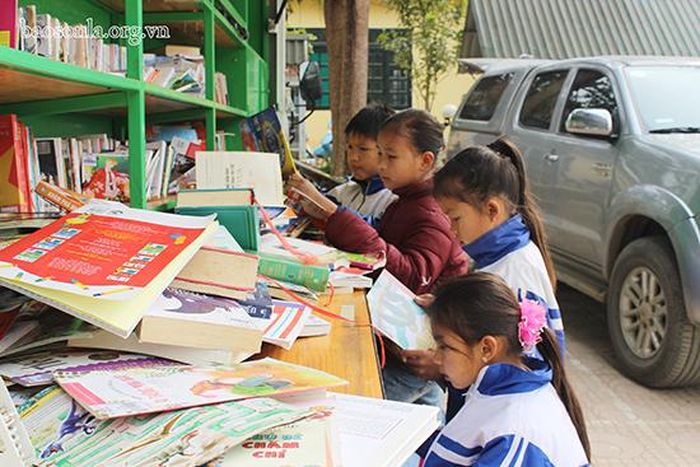 Học sinh Trường TH và THCS Mường Và đọc sách tại Thư viện lưu động.