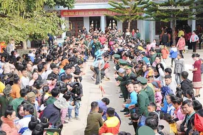 Các đội thi kéo co.