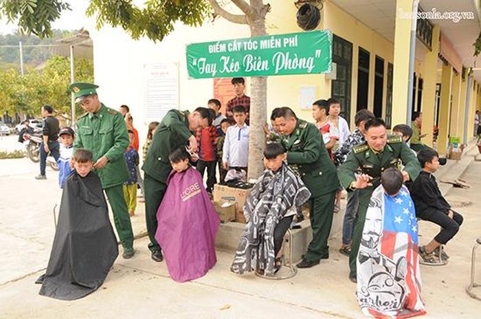 Cán bộ, chiến sỹ Bộ đội Biên phòng tỉnh cắt tóc miễn phí cho các em học sinh xã Mường Và.