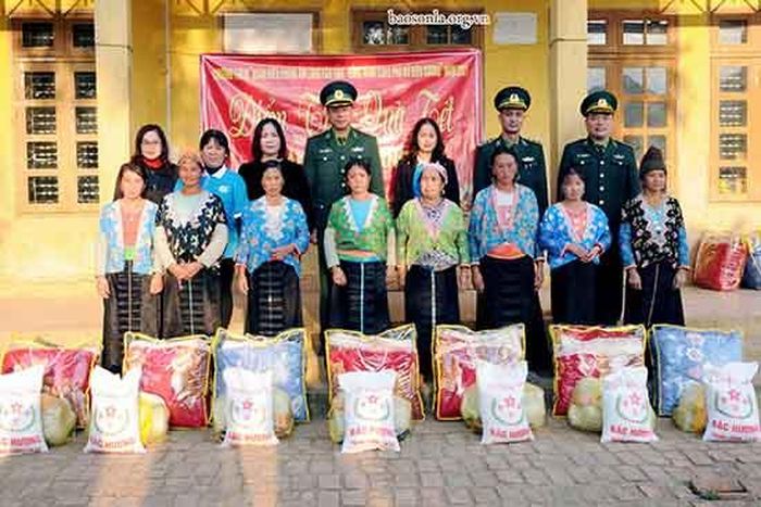 Lãnh đạo Bộ Chỉ huy Bộ đội Biên phòng tỉnh và Ủy ban MTTQ Việt Nam tỉnh trao quà Tết cho các hộ nghèo tại bản Pá Khoang, xã Mường Và.