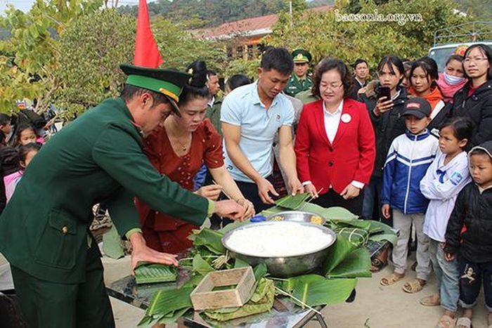 Phần thi gói bánh chưng.