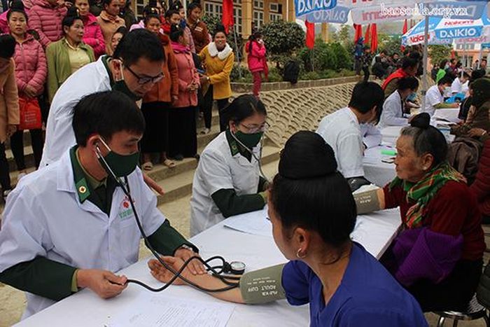 Bộ đội Biên phòng tỉnh tổ chức khám, cấp phát thuốc miễn phí cho nhân dân xã Mường Và.