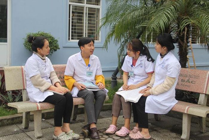 Em Nguyễn Minh Thiện (thứ hai, từ trái sang), sinh viên năm cuối ngành Bác sĩ Đa khoa, Trường Đại học Y Dược (Đại học Thái Nguyên) trao đổi kiến thức cùng các bạn