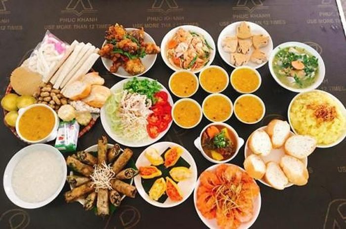 Mâm cỗ này vô cùng nổi bật với nhiều món ngon, mà món nào cũng đều được làm rất cầu kỳ, ngon mắt.