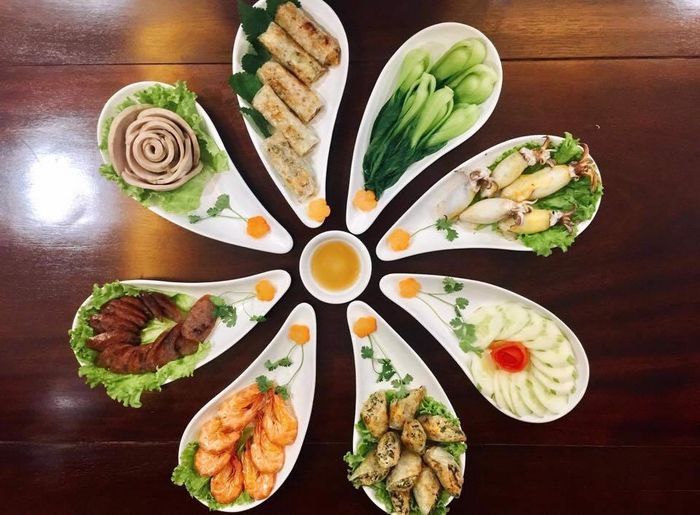 Mâm cỗ cúng Rằm tháng Chạp ngày nay đươc chế biến phong phú, đa dạng.