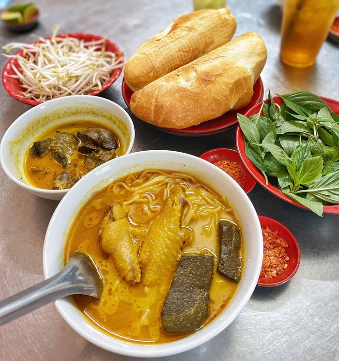 Ở đây, cà ri gà có thể ăn với bún hoặc bánh mì, bên cạnh đó, đồ ăn kèm còn có các bộ phận của gà kèm lòng với trứng non. Ảnh: Quân Võ.