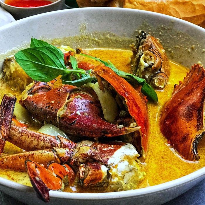 Nếu là tín đồ mê hải sản, quán cà ri cua nổi tiếng quận 4 này sẽ là địa chỉ đáng ghé dành cho bạn. Ảnh: Hoan.nguyen.mildseven, Goeat.me, Saav_foodie, Taovachuoi.
