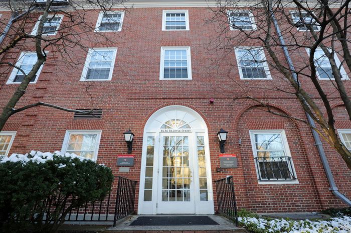 ĐH Harvard lùi ngày thông báo kết quả tuyển sinh lại một tuần để có thêm thời gian đánh giá lượng hồ sơ cao kỷ lục. Ảnh: The Crimson.