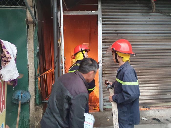 Lực lượng PCCC đang dập lửa.