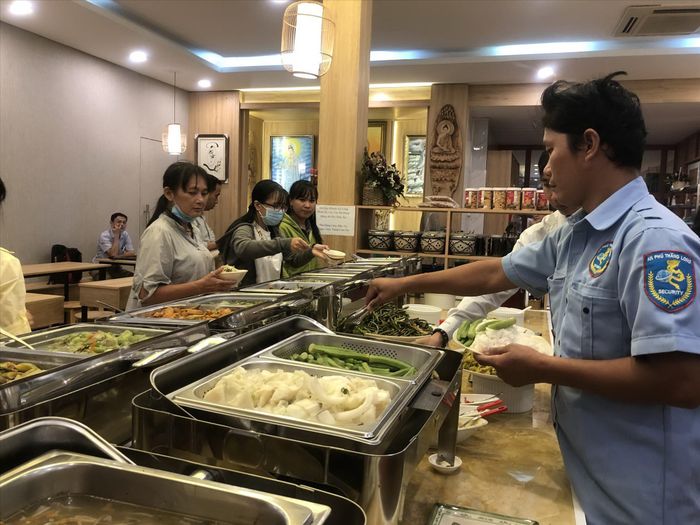 Hàng chục món chay ở Mãn Tự Vegan phục vụ mọi khách đến quán Ảnh: U.P