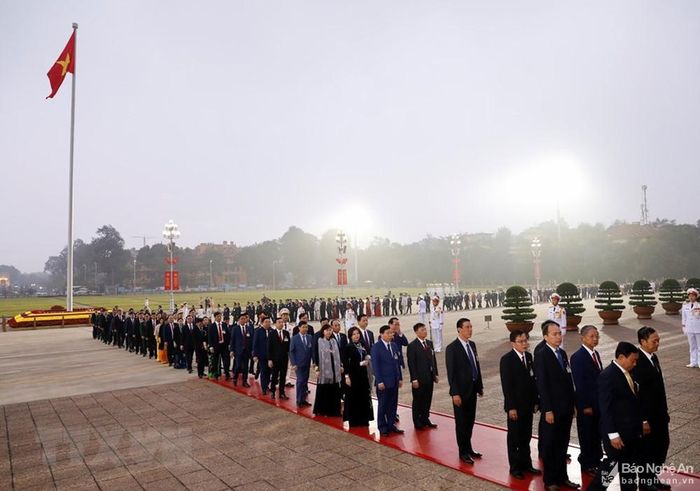 Các đại biểu vào Lăng viếng Chủ tịch Hồ Chí Minh. Ảnh: Thành Duy
