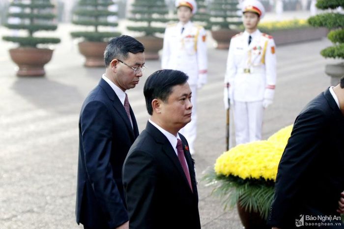 Các đại biểu vào Lăng viếng Chủ tịch Hồ Chí Minh. Ảnh: Thành Duy