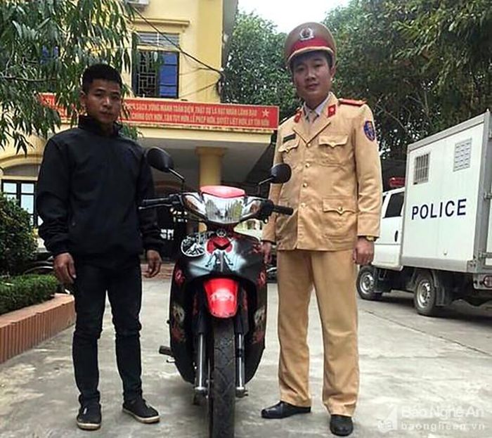 Đại diện Đội Cảnh sát Giao thông Công an huyện Tương Dương trao trả chiếc xe cho anh Cụt Văn Quý. Ảnh: Đình Tuân