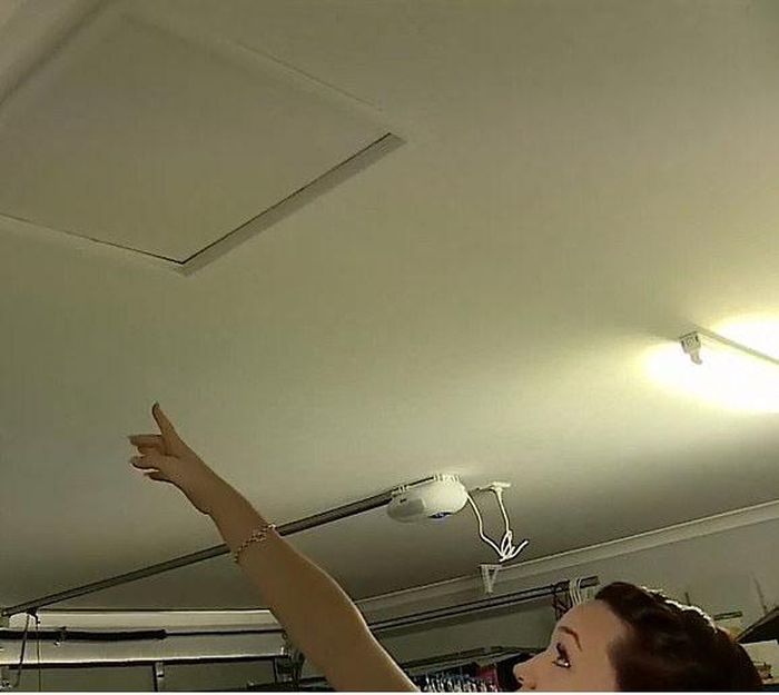 Cánh cửa trên tầng gác mái đã bị mở.