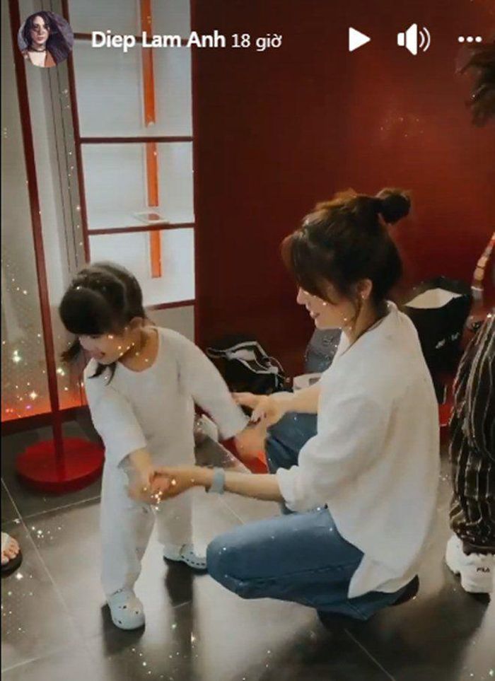 Bé Boorin tỏ ra hào hứng tham gia nhảy cùng mẹ. 