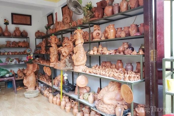 Nghệ nhân Nguyễn Văn Xê cũng hi vọng, dịch Covid-19 sẽ được kiểm soát trên thế giới để làng nghề gốm Thanh Hà có thể tiếp đón những đoàn khách tham quan tấp nập, mang lại niềm vui cho người làm nghề vì những sản phẩm làm ra được thưởng lãm và biết đến nhiều hơn.