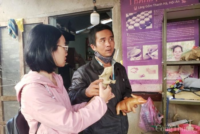 Là nghệ nhân làm gốm đời thứ 5 của gia đình, anh Nguyễn Văn Hoàng (con trai nghệ nhân Nguyễn Văn Xê) cho biết, nghề làm gốm không khó, nhưng không thể học ngày một ngày hai. Người làm nghề phải có đam mê, yêu nghề, có như vậy thì sản phẩm làm ra mới mang được cá tính của người nghệ nhân. “Nếu chỉ tính đến thương mại thì không thể học nghề và truyền nghề”, anh Hoàng chia sẻ và cho biết, bây giờ anh đã có thể nặn trâu đất hay bất cứ biểu tượng linh vật nào theo mẫu khách hàng đưa hoặc không cần mẫu.