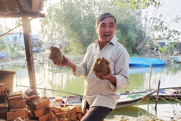 Đang chuẩn bị đưa các “bùng binh” trâu đất thô vào lò để chuẩn bị nung, nghệ nhân Nguyễn Văn Xê cho biết, các “bùng binh” lạ mắt này do nghệ nhân tự chế tác, không ai giống ai tùy theo tay nghề, ý tưởng. Với mẫu mã bắt mắt, giá thành hợp lý (từ 50.000 – 80.000 đồng/con) nên sản phẩm này được thị trường ưa chuộng trong dịp Tết Tân Sửu.