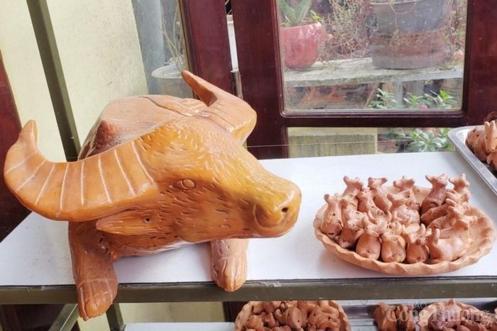 Theo nghệ nhân Nguyễn Văn Xê, trải qua năm Canh Tý 2020 đầy khó khăn, hình ảnh trâu đất – biểu tượng linh vật của năm Tân Sửu 2021 thể hiện ước muốn một năm mới người người đều có sức khỏe, bình an. Đây cũng là biểu tượng của sự bền bỉ, vượt khó để tìm kiếm sự thịnh vượng.