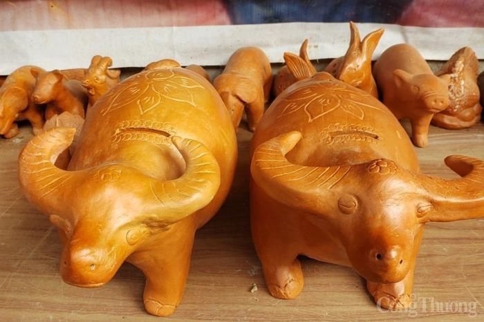 Theo nghệ nhân Nguyễn Văn Xê, làm tượng trâu không quá phức tạp nhưng quan trọng nhất là phải thổi được hồn vào sản phẩm để nhìn sản phẩm không bị đơ. Trong các công đoạn làm trâu, khó nhất là khúc làm sừng. Sừng phải bẻ cong nhưng đất ướt nên rất dễ bị sụp xuống, vì vậy phải có giá để giữ, đỡ. Thời gian tháo giá đỡ cũng rất quan trọng, nếu sớm quá sừng sẽ bị bẻ xuống, nhưng nếu để khô quá khi tháo sẽ dễ bị nứt nẻ