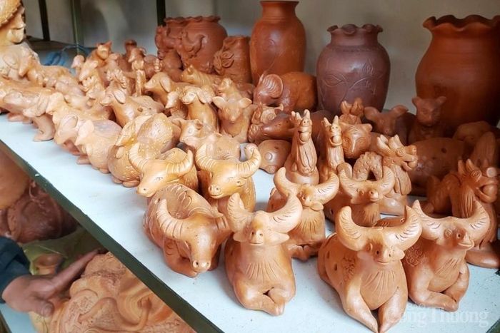 Tò he 12 con giáp là sản phẩm du lịch được ưa chuộng nhất của làng gốm Thanh Hà. Nghệ nhân Nguyễn Văn Xê cho biết, nếu không bị ảnh hưởng bởi dịch bệnh thì các sản phẩm này làm không kịp để phục vụ thị trường. Năm nay, các đơn hàng này sụt giảm mạnh nhưng tò he Trâu vẫn có nhiều đơn hàng vì là linh vật biểu tượng của năm mới.