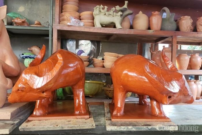 Năm nay, nghệ nhân Nguyễn Văn Xê - một trong những nghệ nhân có tiếng của làng gốm Thanh Hà về chế tác các con vật biểu tượng linh vật, cùng các cộng sự được tin tưởng giao chế tác 3 cặp trâu lớn để đặt tại các vị trí cổng chào của làng nghề. Mỗi tượng trâu sẽ mất từ 3 – 5 ngày để chế tác, sau đó phải để ròng rãi nhiều ngày để đất sét khô tự nhiên. Nếu phơi ngoài nắng, tượng trâu sẽ bị nứt, nẻ. Sau khi đất khô, sẽ bỏ vào lò nung thêm nhiều giờ mới cho ra thành phẩm.