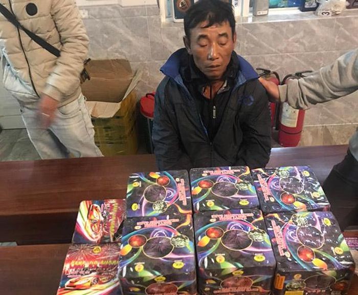Công an huyện Krông Nô bắt, xử lý 1 vụ vận chuyển trái phép gần 40kg pháo nổ các loại.