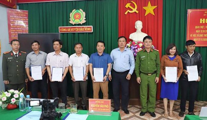 Công an huyện Đắk Song tham mưu cho UBND huyện tổ chức cho UBND các xã, thị trấn ký cam kết thực hiện công tác phòng, chống vi phạm pháp luật về pháo.