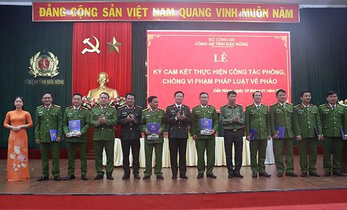 Lãnh đạo Công an các huyện, thành phố ký cam kết thực hiện công tác phòng, chống vi phạm pháp luật về pháo trước sự chứng kiến của lãnh đạo Công an tỉnh.