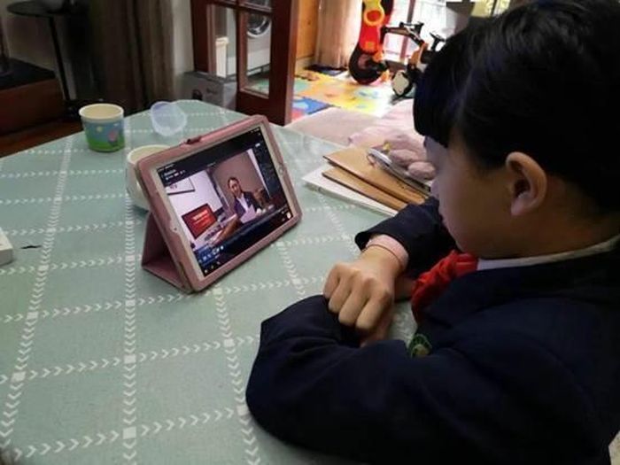 Khi con phải ở nhà học online, nhiều phụ huynh lắp camera để giám sát tình hình.