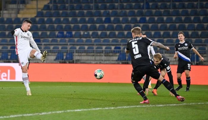  Ngay trận đầu tiên khoác áo Frankfurt ở Bundesliga 2020/21, Jovic lập cú đúp. Sau 3 trận ra sân, tiền đạo này có 3 bàn. Trong 1,5 năm khoác áo Real, Jovic có 2 pha lập công. Đây là tín hiệu tích cực cho Real, bởi Jovic dần tìm lại sự tự tin. 