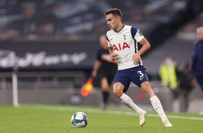  Real bán Reguilon cho Tottenham với giá 30 triệu euro, có kèm điều khoản được ưu tiên mua lại trong tương lai. Tại Premier League 2020/21, Reguilon đá chính 12 trận trong 16 lần ra sân. Màn trình diễn của anh nhận 6,8 điểm từ Whoscored và chỉ ở mức tròn vai. 