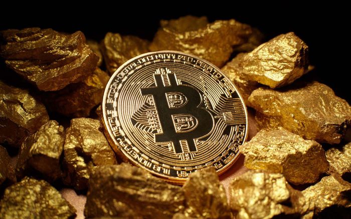 Giá Bitcoin giảm mạnh từ mức đỉnh. Tuy nhiên, các chuyên gia tin rằng đồng tiền này vẫn chưa sụp đổ. Ảnh: Reuters.