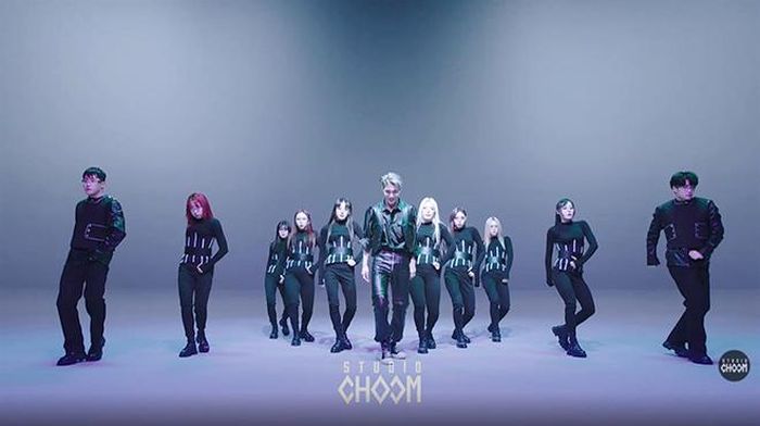 Hình ảnh trong video luyện vũ đạo cho ca khúc Mmmh của Kai EXO