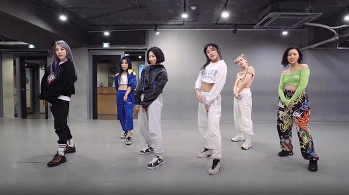 Hình ảnh từ video vũ đạo Hip từ kênh 1MILLION Dance Studio trên YouTube với các cô nàng của nhóm Mamamoo