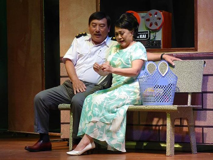 NSƯT Thành Hội vai ông cò Bằng, nghệ sĩ Ái Như vai vợ ông Bằng. ẢNH: H.K