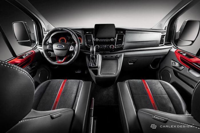 Bước vào bên trong, Tourneo Custom X vẫn dùng tone màu chủ đạo đen/đỏ như ngoại thất. Vô lăng nguyên bản đã được thay đổi đôi chút về hình dạng giúp tăng thêm độ bám, các trang bị ở khu vực táp-lô vẫn giữ nguyên.