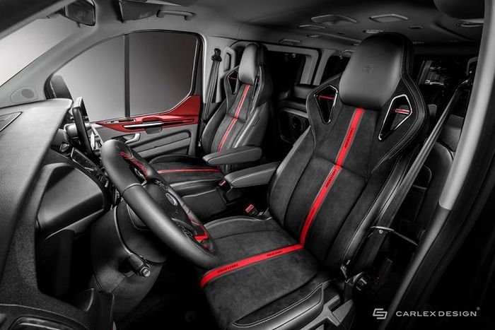 Hai ghế trước được nâng cấp thành loại ghế trên xe đua và sử dụng chất liệu da Alcantara, chất liệu này cũng được sử dụng cho các hàng ghế ở phía sau.