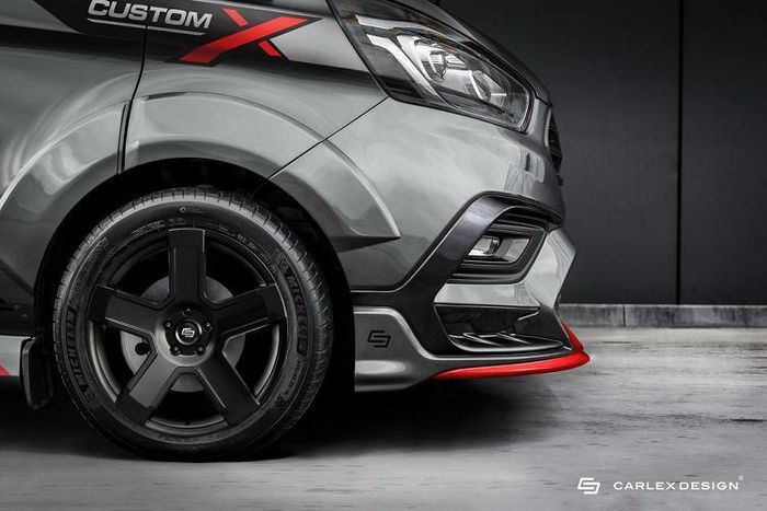 Carlex Design trang bị cho Tourneo Custom X bộ mâm 5 chấu 18 inch, đi kèm là bộ lốp Michelin Pilot Sport có kích cỡ 255/45.