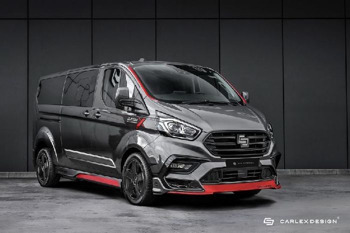 Mẫu xe Ford Tourneo Custom X dễ dàng được nhận biết nhờ cản trước mới màu đỏ nổi bật, lưới tản nhiệt lớn hơn cùng logo của Carlex Design. Phần hông xe cũng có đôi chút khác biệt với hốc bánh xe lớn hơn, ốp sườn phía dưới cũng được đổi bằng loại mới có thiết kế hầm hố hơn.