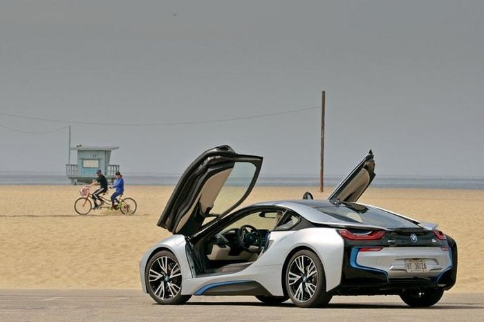 BMW i8 với thiết kế như xe đến từ tương lai 