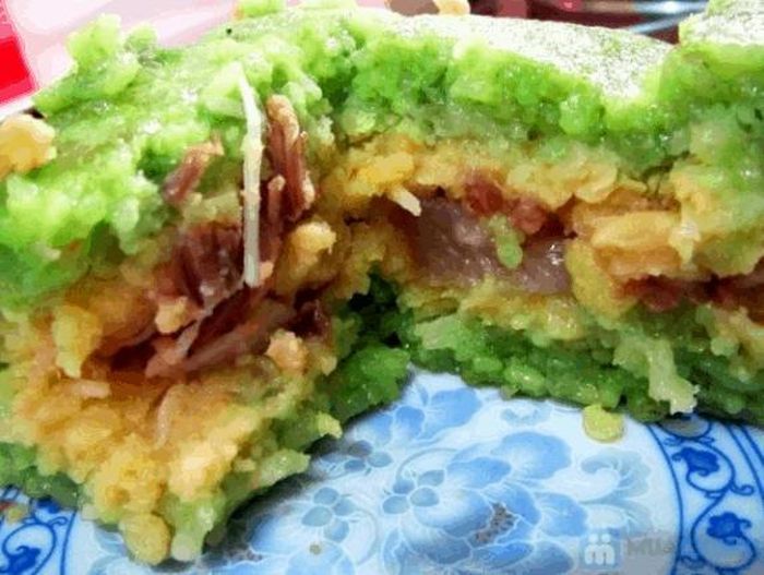 Bánh chưng cốm khác bình thường ở chỗ là nguyên liệu có thêm cốm khô trộn vào với gạo nếp và lá thơm. Nhân của bánh thường là nhân ngọt với đỗ xanh được nấu tương tự chè kho, và có thêm miếng thịt nạc bên trong. Ảnh: Internet
