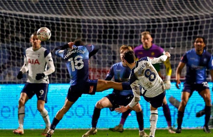 Winks ghi bàn nâng tỷ số lên 2-1 ở phút 86