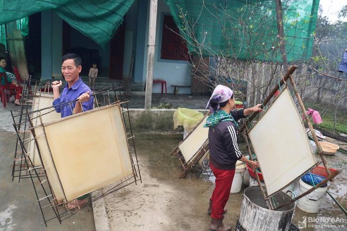 Trước Tết Nguyên đán, công việc làm giấy dó của bà con ở đây trở nên tấp nập hơn. Mỗi ngày, 2 nhân công (1 người tráng, 1 người phụ) cũng có thể làm được 100 tờ giấy vuông có cạnh khoảng 0,7 - 0,8m. Ảnh: Huy Thư