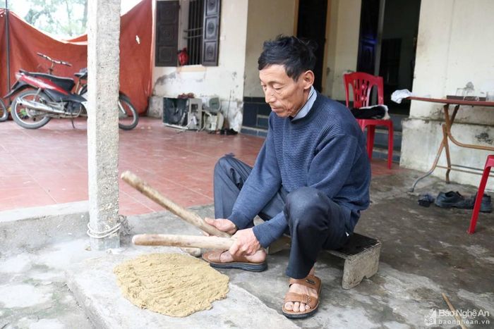 Sau khi cạo sạch lớp vỏ đen phía ngoài, vỏ niệt được nấu liên tục từ 24 - 36 tiếng đồng hồ với nước vôi và đem ra đập trên đá bằng thân cây ma ca. Ông Vương Văn Tâm (60 tuổi) một người dân có hơn nửa thế kỷ làm nghề giấy dó ở xóm 3, Nghi Phong cho biết: Ngày xưa các cụ đã chọn cây ma ca làm chày giã vỏ niệt vì cây này có thớ dai, bền không bị vỡ vụn trong quá trình đập, giã mạnh. Ảnh: Huy Thư