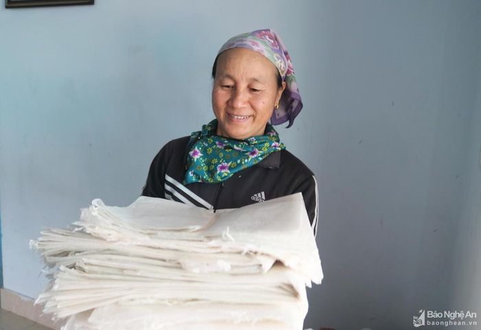 Giấy dó của làng Phong Phú với ưu điểm trắng, mỏng, nhẹ, bền, thích hợp để làm hàng mã, quấn hương, lưu giữ tài liệu, quấn cá biển... được khách hàng trong và ngoài tỉnh ưa chuộng. Tháng Chạp này, nhu cầu về giấy dó tăng cao, bà con sản xuất đến đâu hết hàng đến đó. Giá giấy giao động từ 4.000 - 5.500 đồng/tờ. Làm nghề giấy dó không chỉ đem lại nguồn thu nhập khá cho người dân mà còn góp phần gìn giữ, bảo tồn 1 nghề truyền thống độc đáo, lâu đời, hiếm có ở xứ Nghệ. Ảnh: Huy Thư