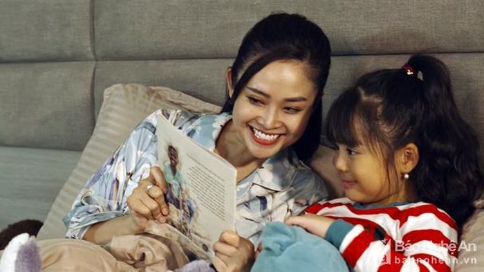 Hai mẹ con vui vẻ trong câu chuyện trước giờ đi ngủ. Ảnh: P.V